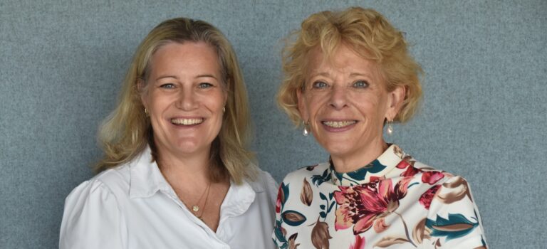 Monique Gubbels (li) en Ine Eijdems (re) van Zorgboog