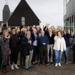 Groepsfoto-tekenmoment bij start van AvO