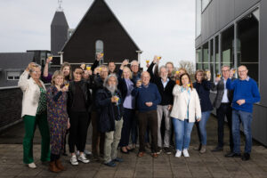 Groepsfoto-tekenmoment bij start van AvO