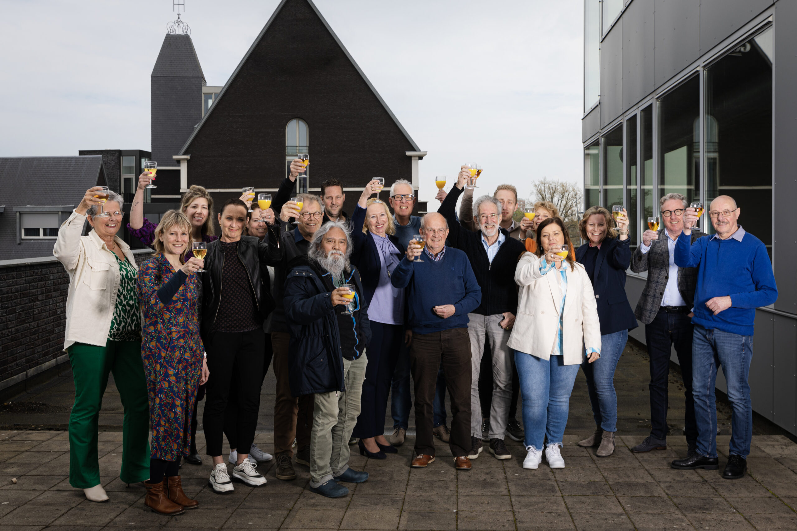 Groepsfoto-tekenmoment bij start van AvO
